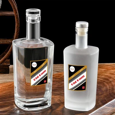 500 ml sklenená fľaša s rumom s korkom